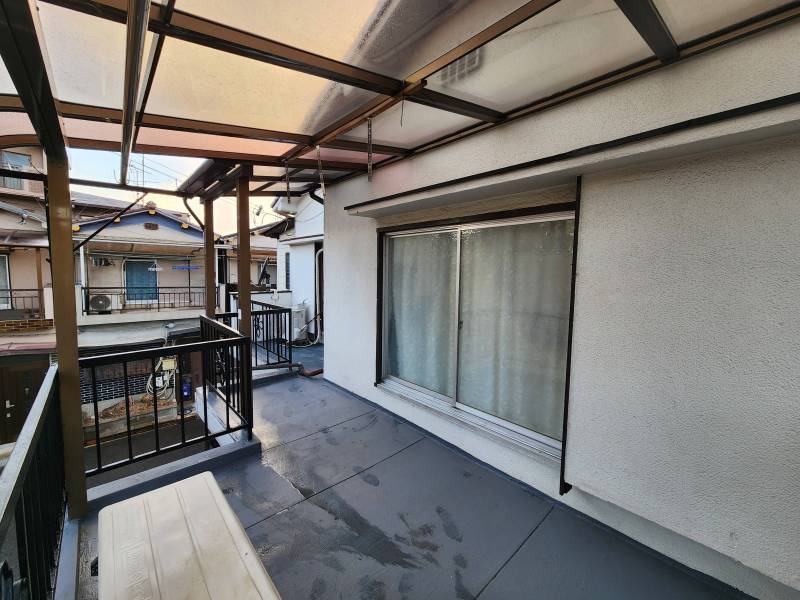 日当たりのいい広い屋根付きバルコニーです