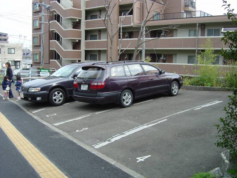 手前4番駐車場は縦列2台駐車可