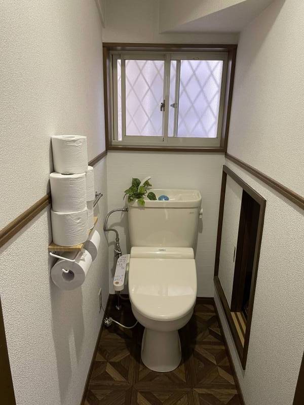 一階のトイレには収納スペースがあります。