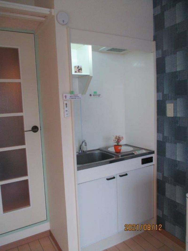 流しです。壁面は掃除のしやすいキッチンパネル。