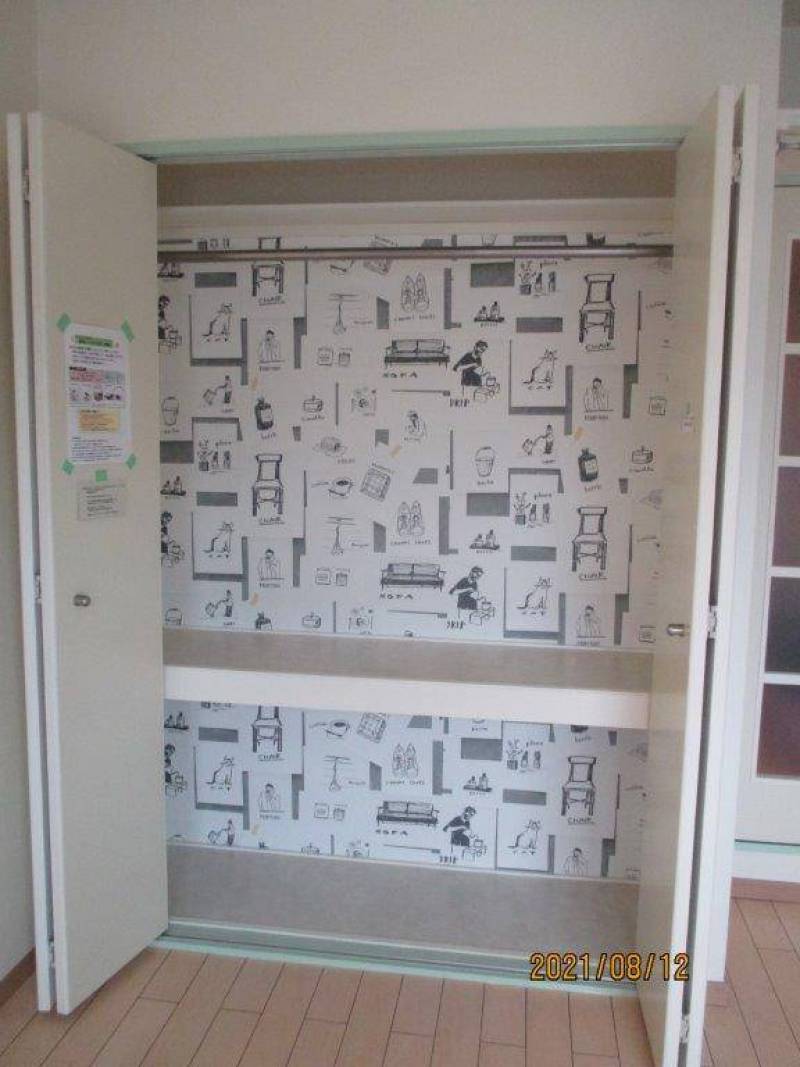 クローゼット。クロスにもこだわっています。