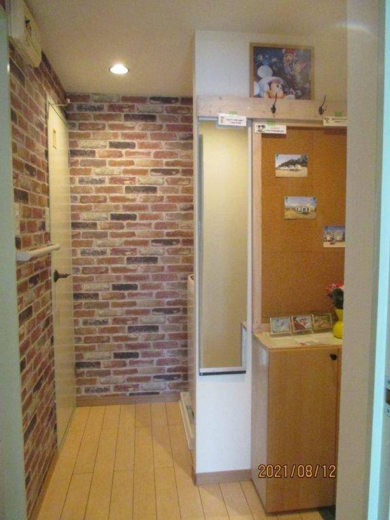 廊下。クロスはレンガ調です。