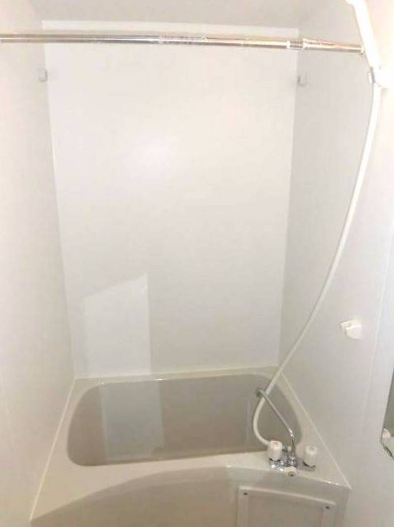 ユニットバスは浴室乾燥器付で雨の日の洗濯も便利です♫