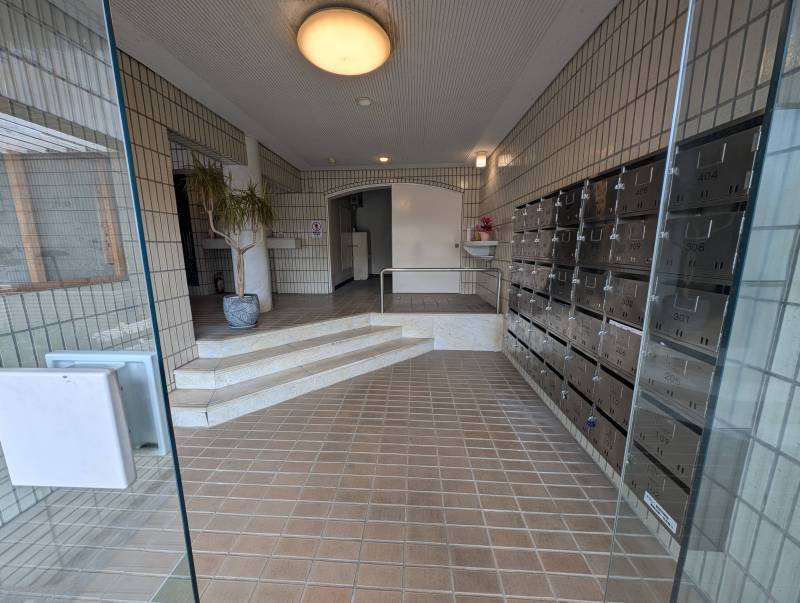 エントランスは広々、宅配ロッカーがこれから新品入ります