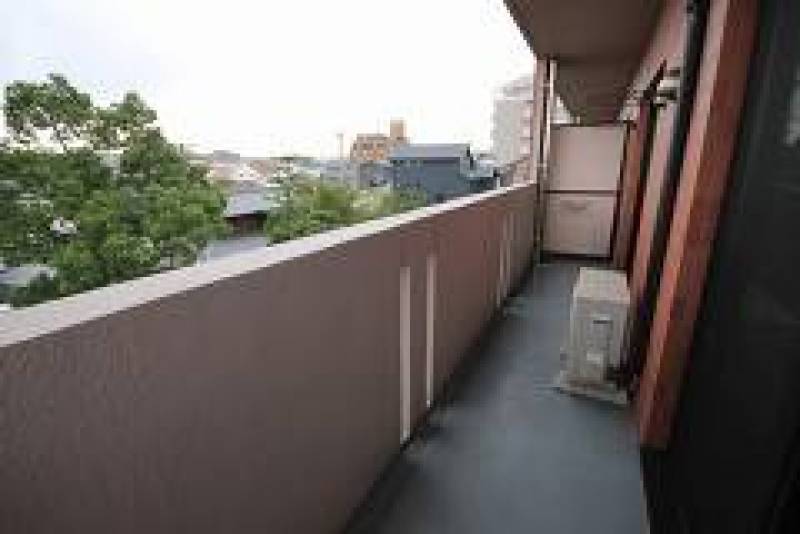 【ベランダ】四季折々の花が咲く庭｡進入門､駐車場が見えます｡