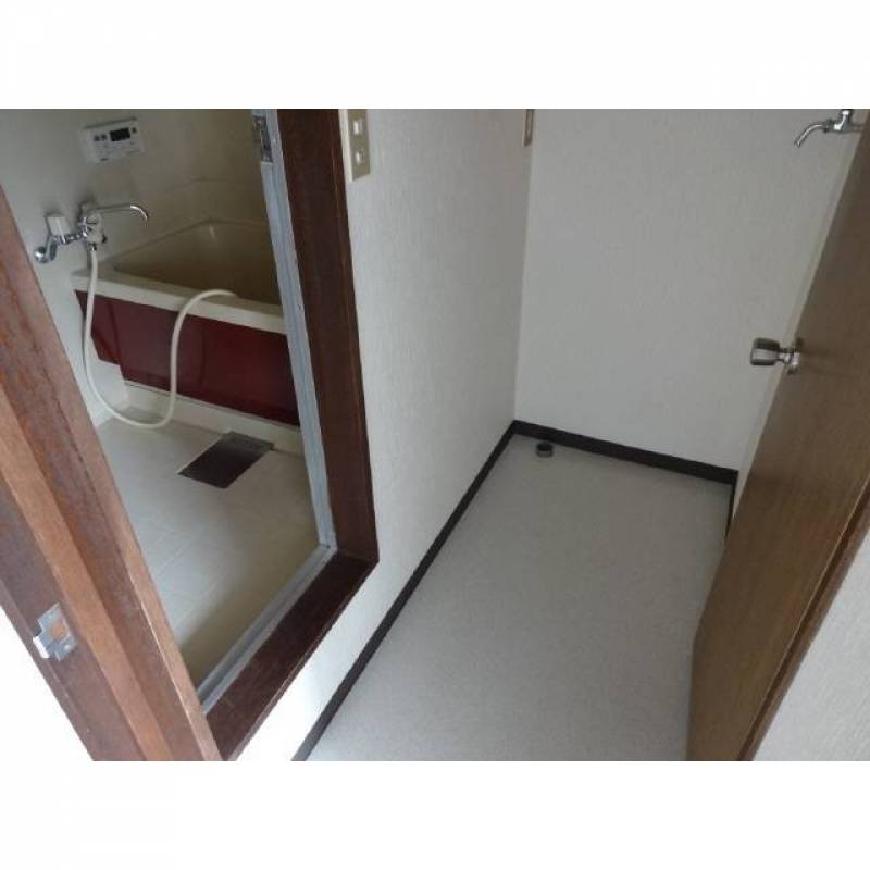 写真には写っていませんが、独立洗面台が設置されています。