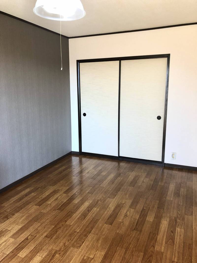 フローリングにおしゃれなアクセントクロス