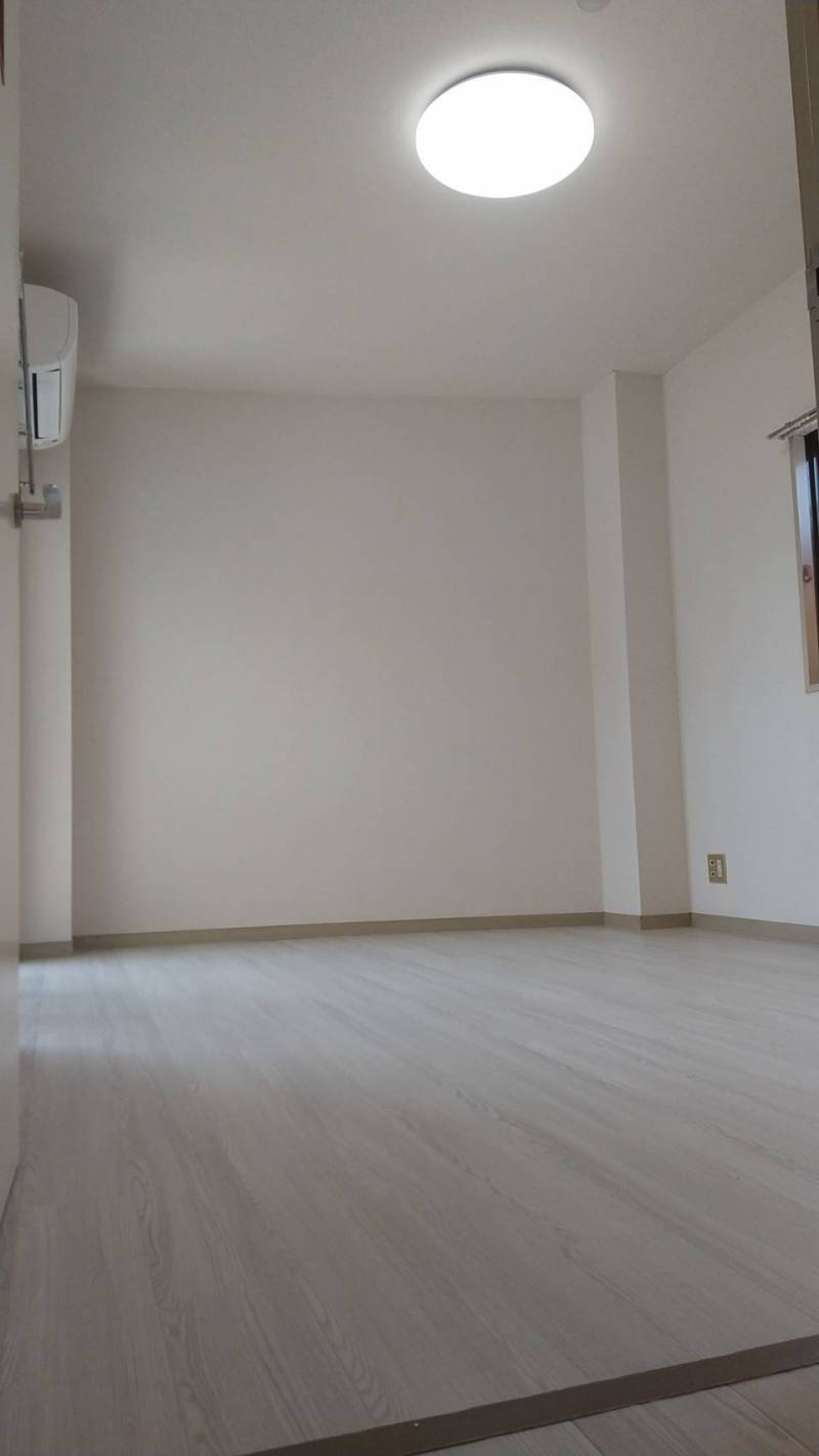 白くて明るい部屋です。二面採光です。