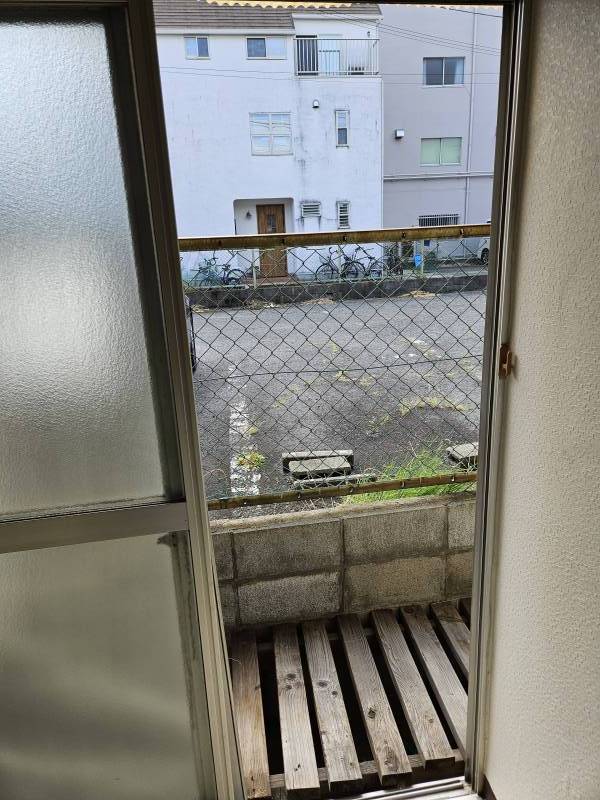 日当たり良好。裏に月極め駐車場あり。
