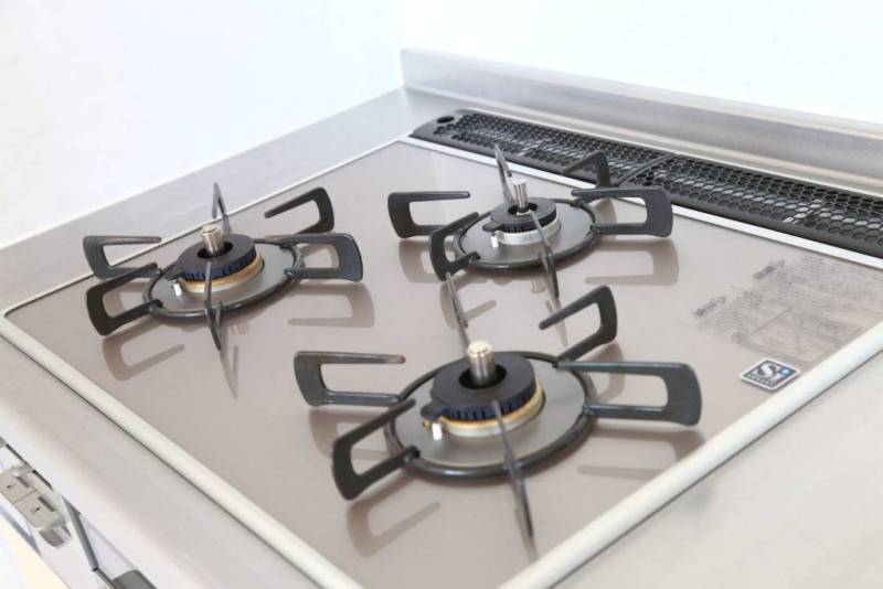 ガラストップの3口ガスコンロ。グリル付きで幅180cm