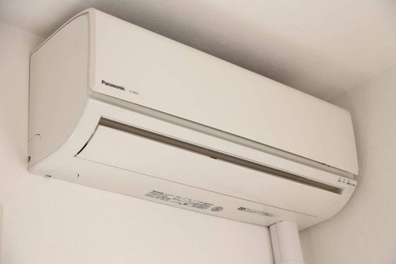 リビング側にエアコンが付いています。