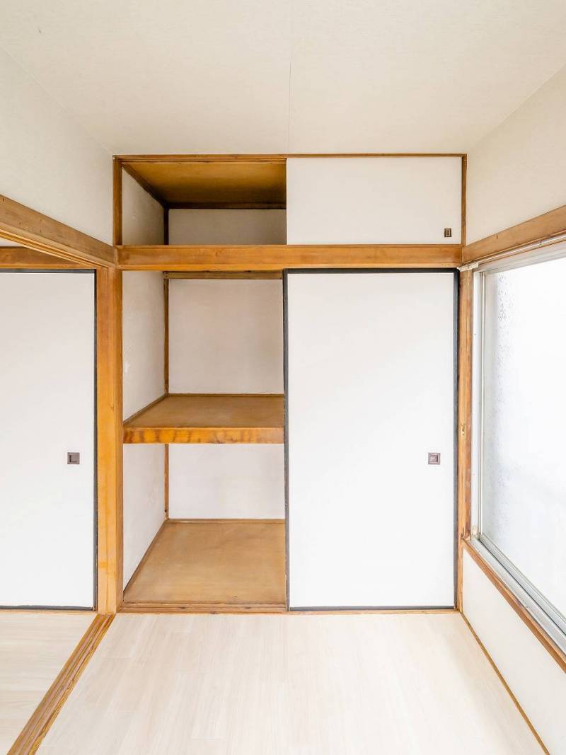 ２F奥側の洋室です。大きな収納があります。