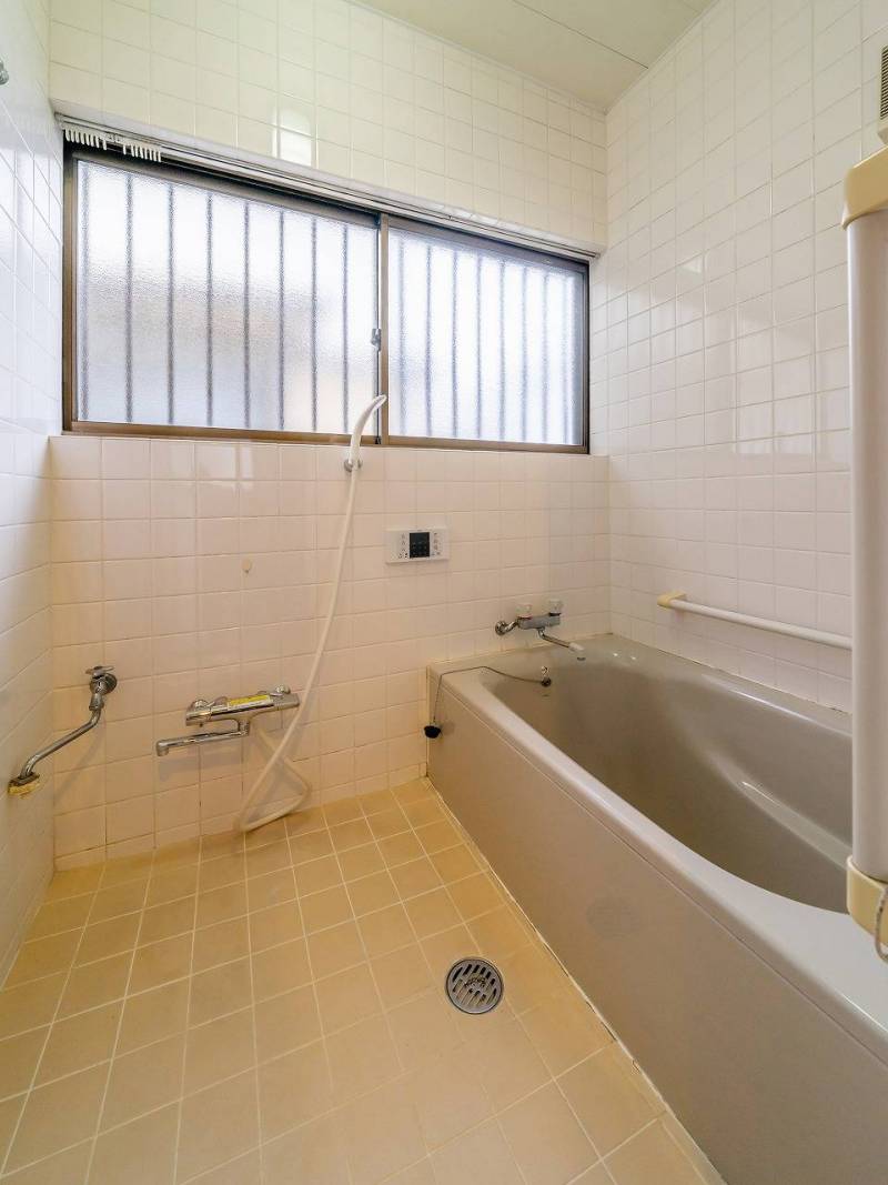 お風呂は追い炊き付きです。ご高齢者の方用に手すりがあります。