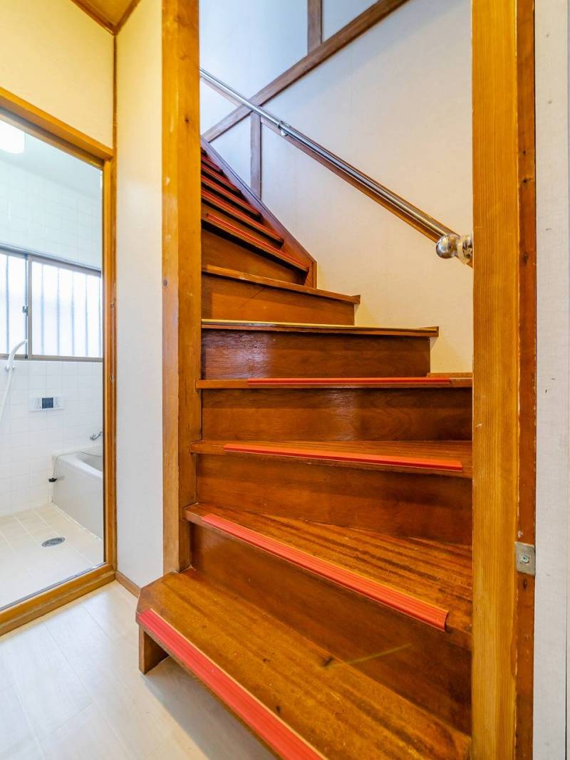 階段にも手すりがあります。ご高齢者にも子供にも安心です。