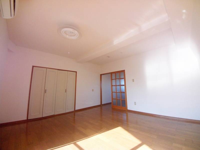 10帖の洋室　日差しばっちり。