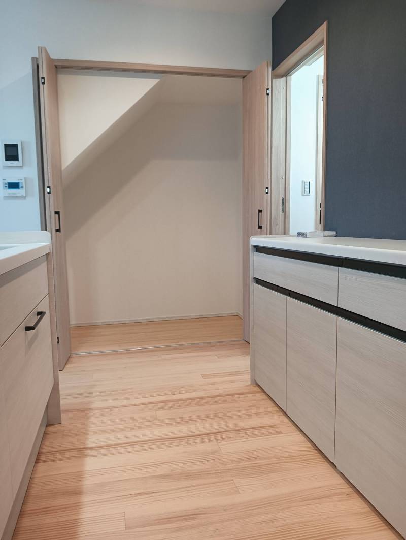 階段下収納　日々のクローゼット　　パントリーとしても活躍♪