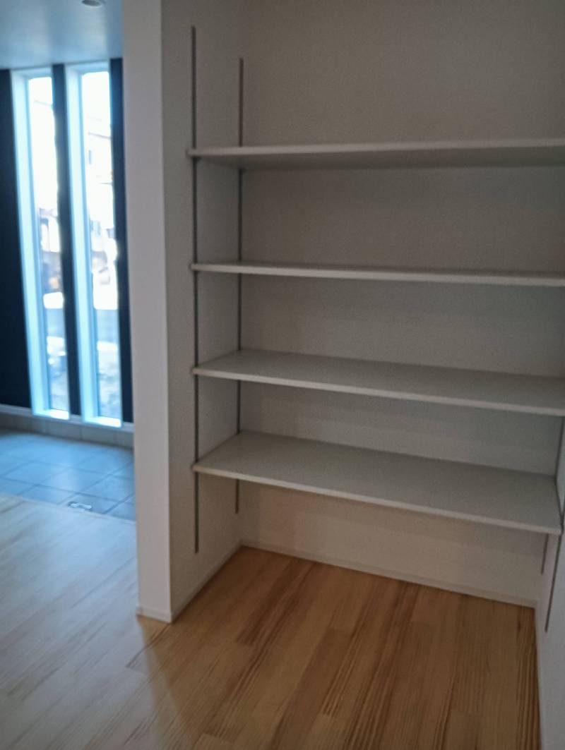 2人掛けソファーを置いておこもりスペースにも良さそうです♡