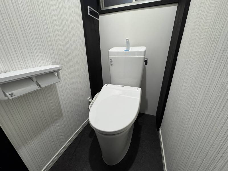 温水洗浄便座付き、節水トイレ　2連紙巻器