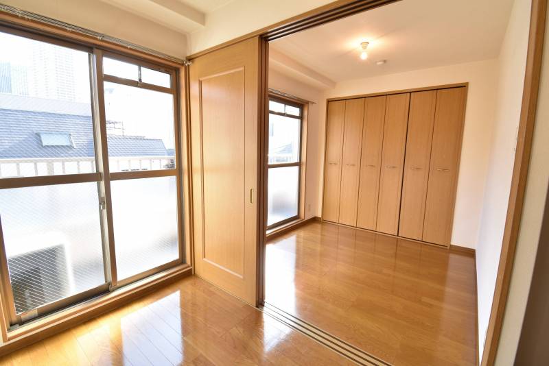 間仕切り　掃出し窓2枚　奥収納