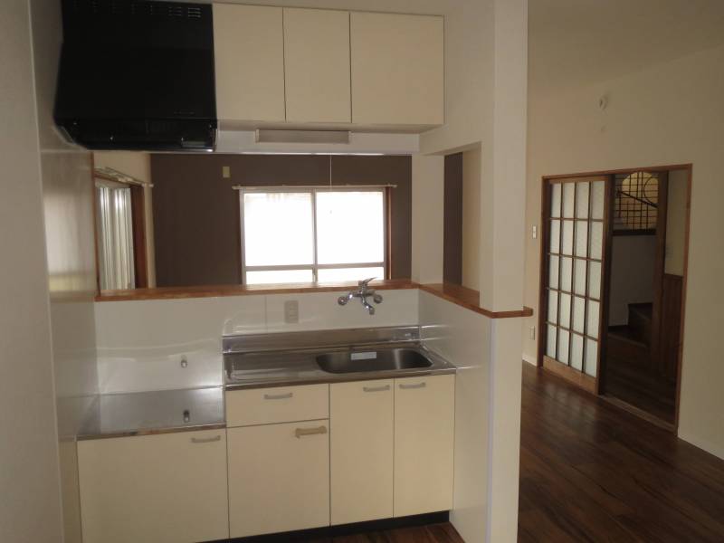 キッチン
リビング側から対面になります！