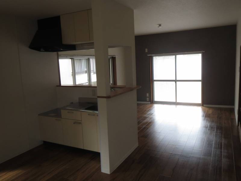 キッチンからリビングダイニング