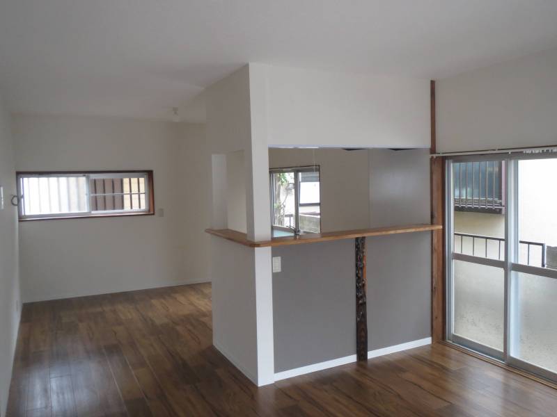 リビングダイニングからキッチン