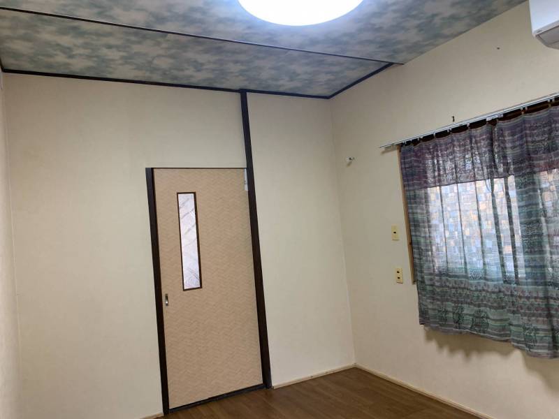 洋室6畳　比較的新しいエアコンを設置しています。