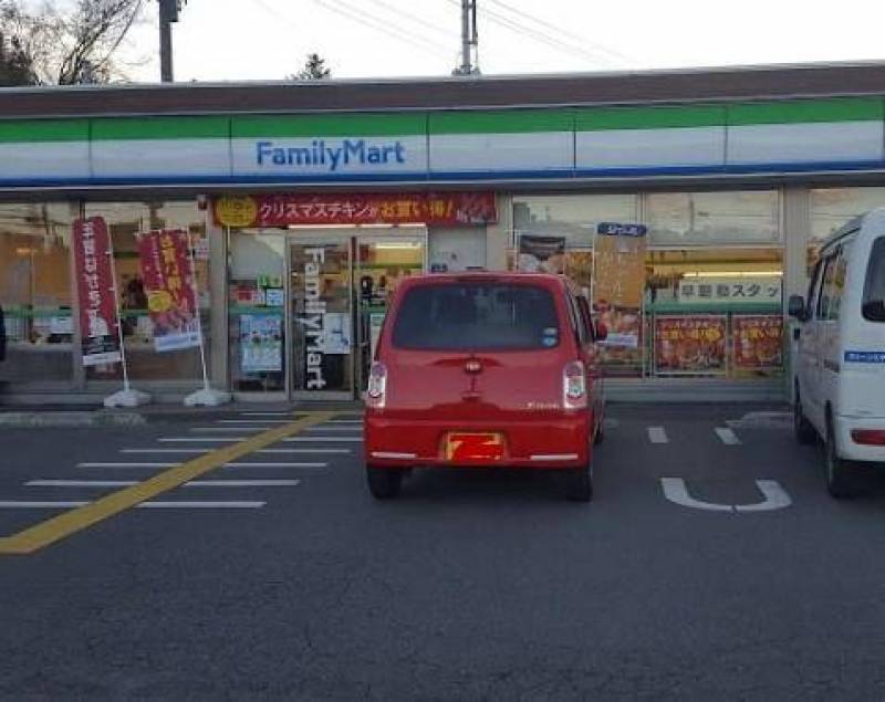 ファミリーマート 小川飯田店
車で2分ほどの場所です。