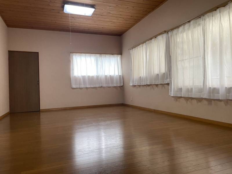 2階の広い洋室。入口が2つで分割することも可能？
