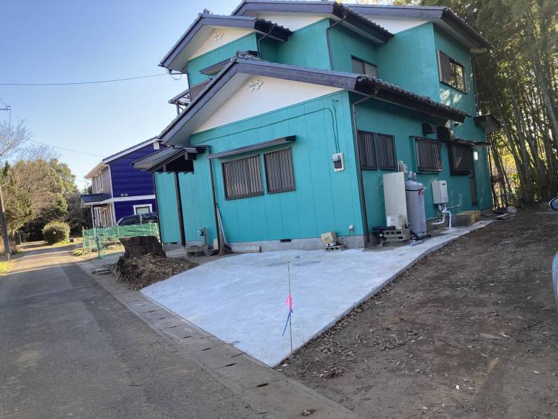 外観写真　敷地内駐車スペースと隣接駐車場も見えます。