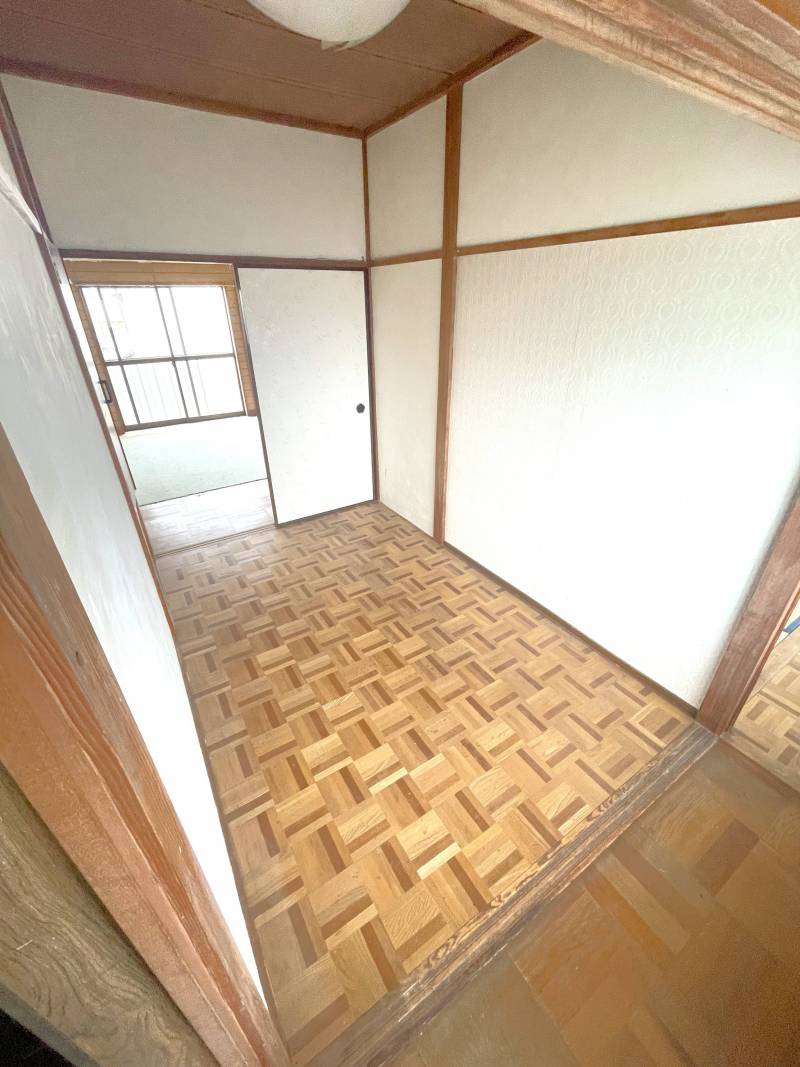 ２階のコンパクトな洋室