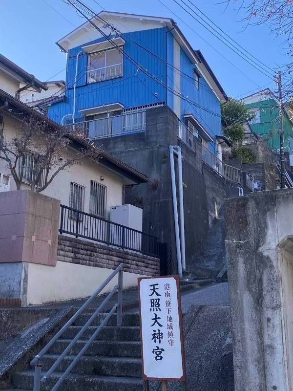 神社へと続く階段の途中（36段程度）にある閑静な住宅