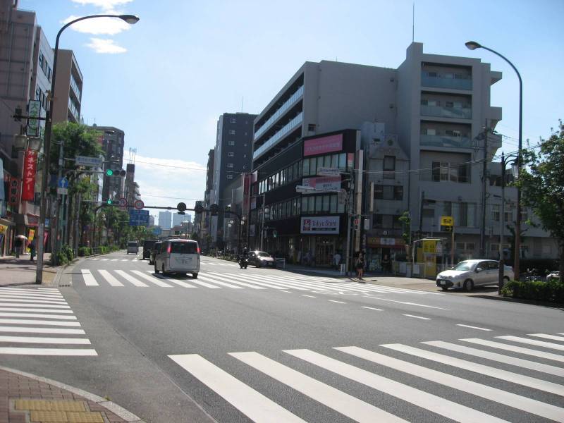 中原街道、駅前横断歩道の
向こうに東急ストアー、三井住友銀行