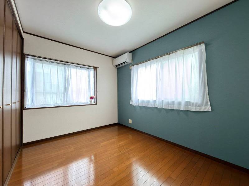 落ち着いたアクセントクロスが印象的。寝室にもおすすめ。