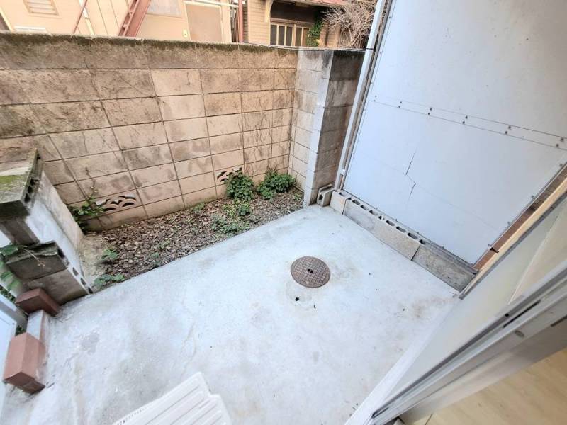 広めのベランダ、塀は高めで覗けない高さ