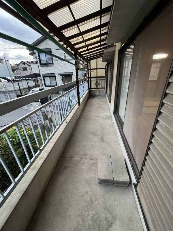 2階広々屋根付きバルコニー♪