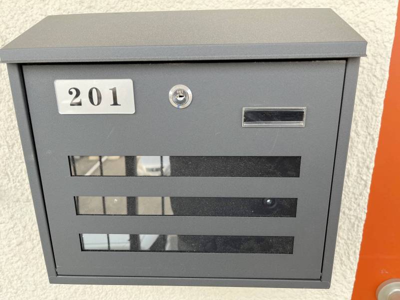 お部屋のすぐ外に専用ポストがあります