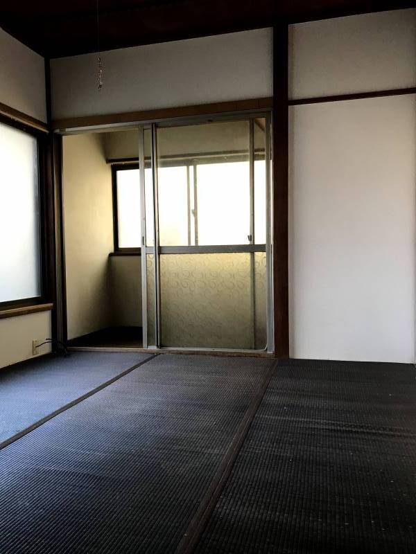 階段下に収納があります