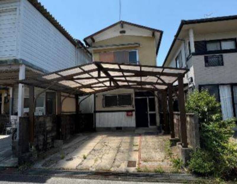 屋根付きガレージで雨の日も濡れずに楽々乗り降り。軽2台可