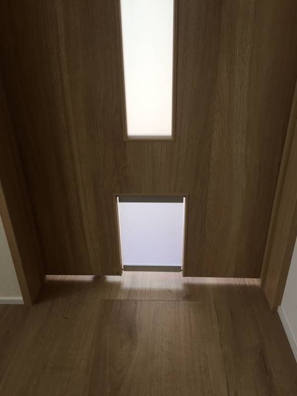 扉を閉めたままでもペット専用の通行窓で自由に通行可能です。