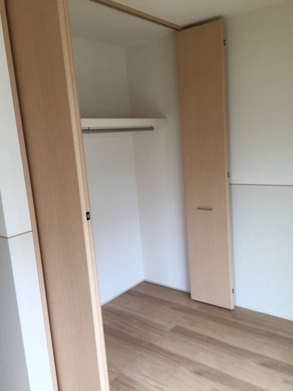 寝室の収納もたっぷりです。