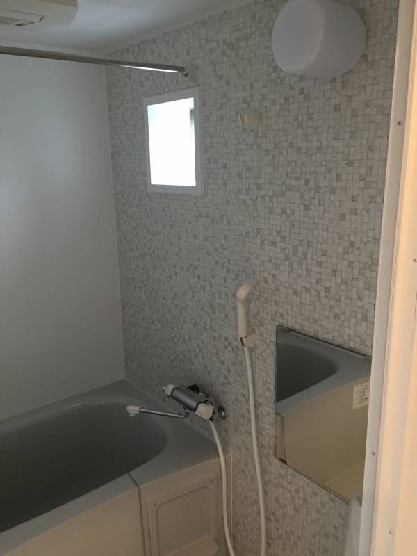 窓付きの追い焚きバスで1人で入るには十分な広さです。