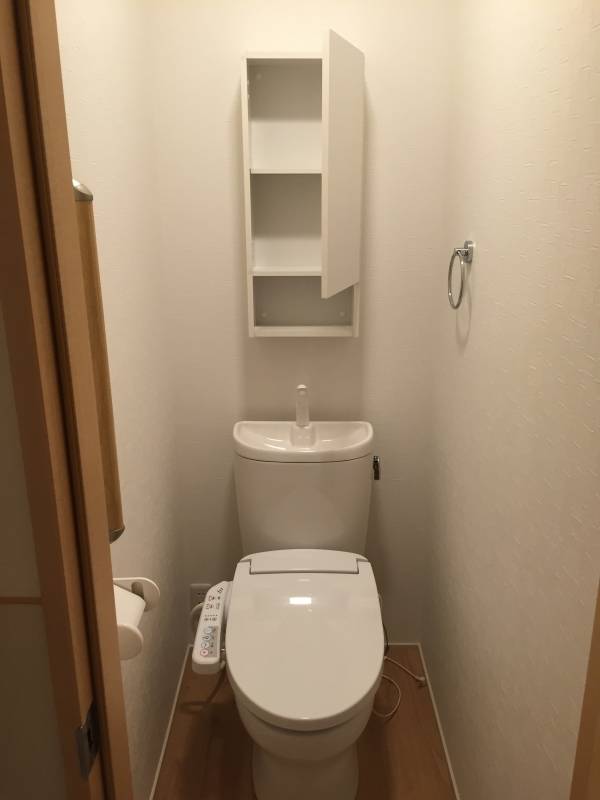 ウォシュレット付きのトイレで収納もたっぷりです。