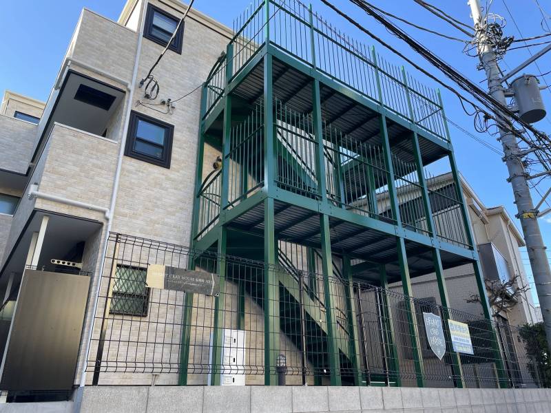 グリーン（ヴェルデ）の階段が印象的な外観