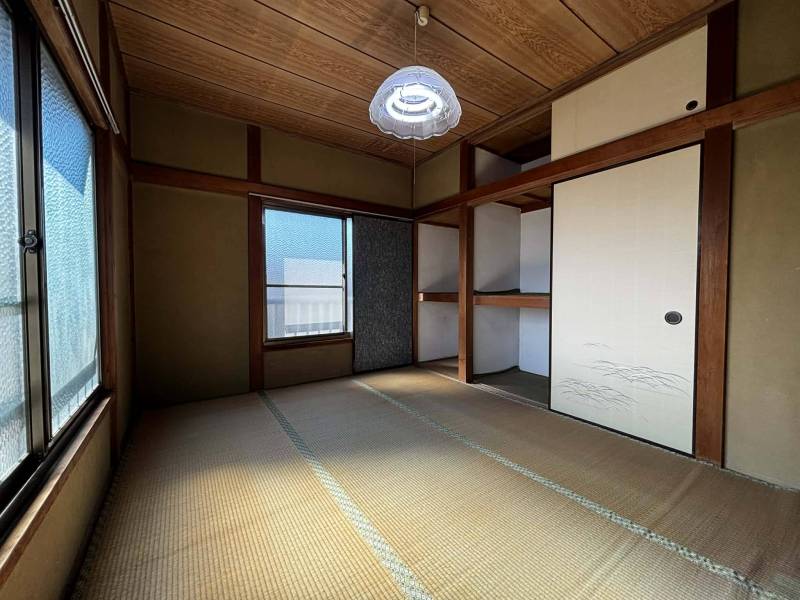 窓を開ければ心地よい風が抜ける、2階ならではの特等席です。