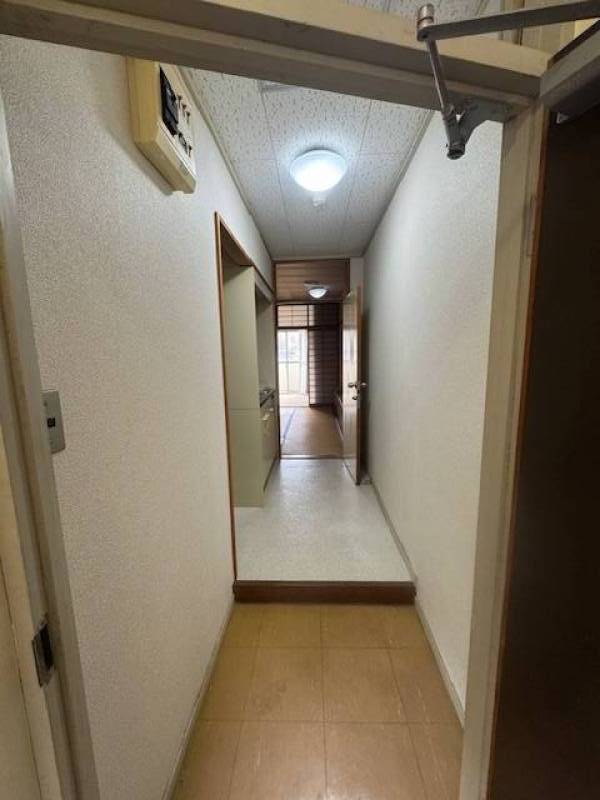 玄関から部屋奥に向かって。