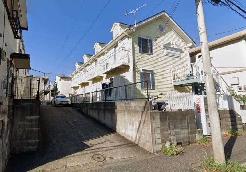 ベランダがついています。物干し竿は新品を一本おつけします。