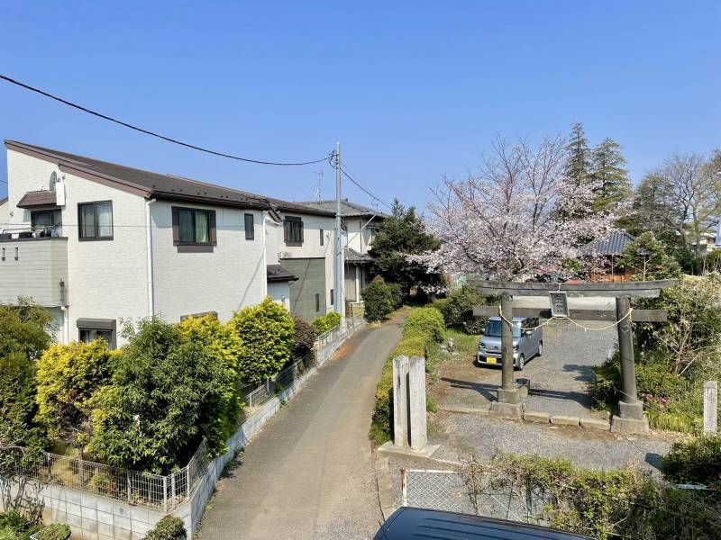 2階北側の窓からの風景。
3月末には、神社の桜が満開。