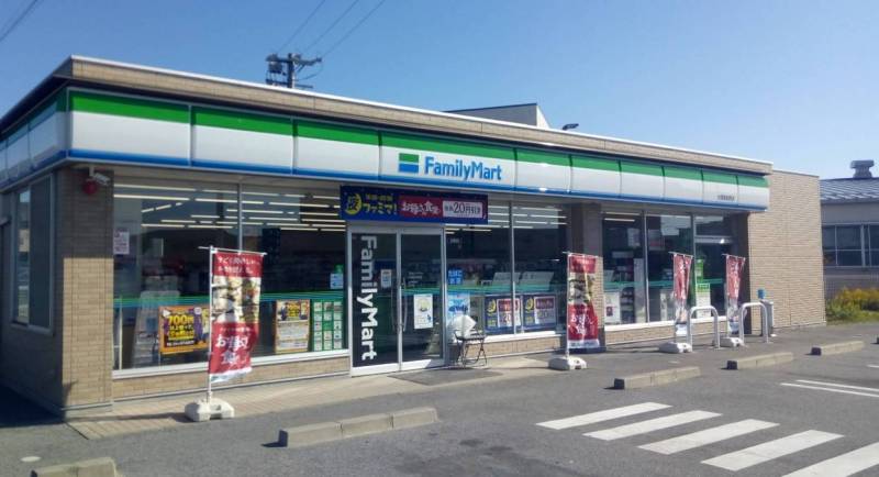 ファミリーマート（コンビニ）まで650m