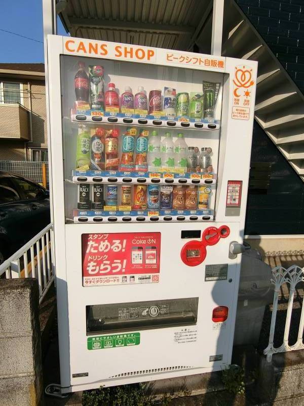 敷地内に自販機があります